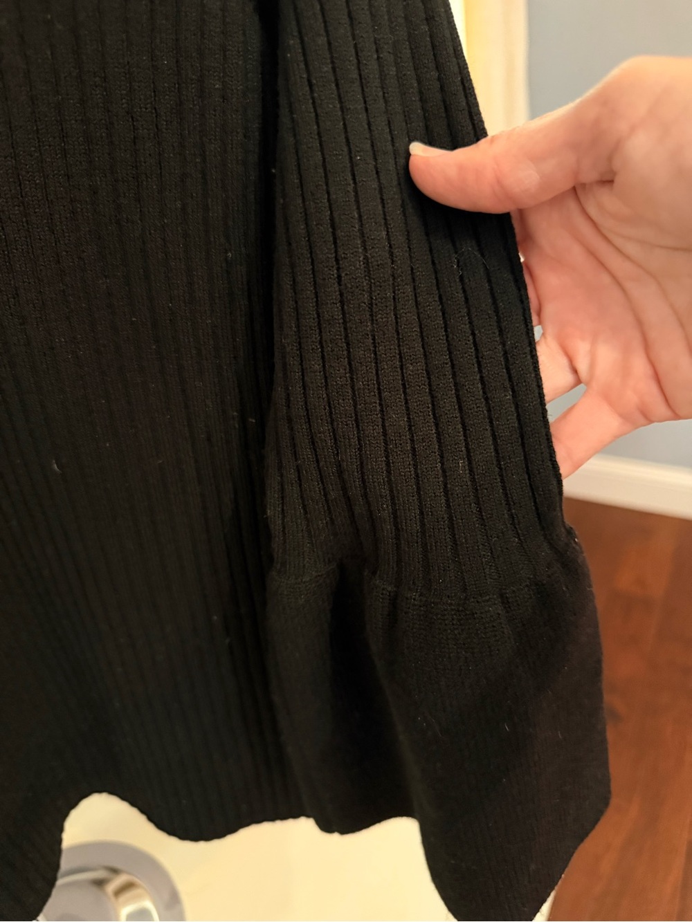 Hugo Boss Medium, made in Italy black ribbed bell sleeve sweater - Picture 4 of 7